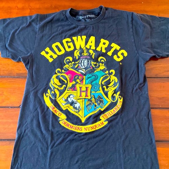 Hogwarts T shirt - Picture 1 of 2